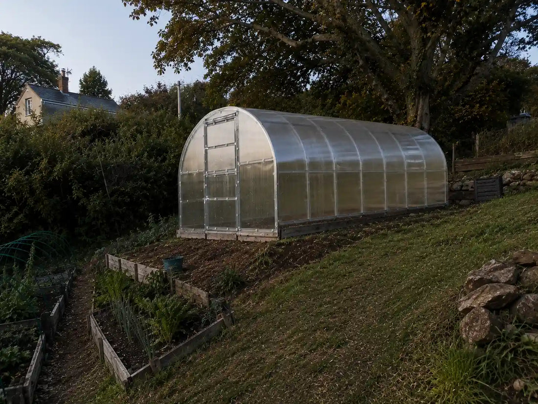 Installer une serre sur un terrain en pente : le guide complet !