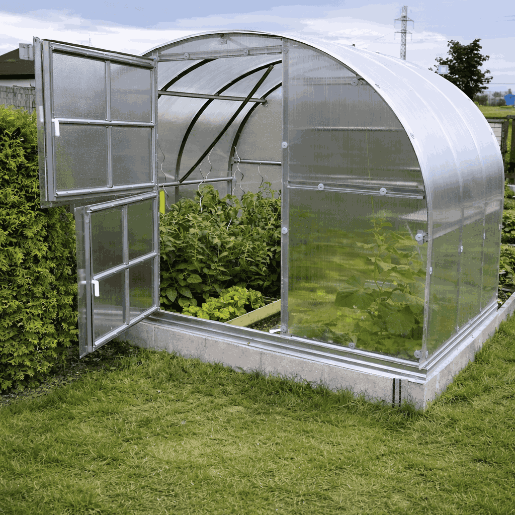 Mini serre de jardin compacte tunnel polycarbonate L'intemporelle (6m²) en 4mm vue extérieure avec cultures à l'intérieur - AtmoSerre
