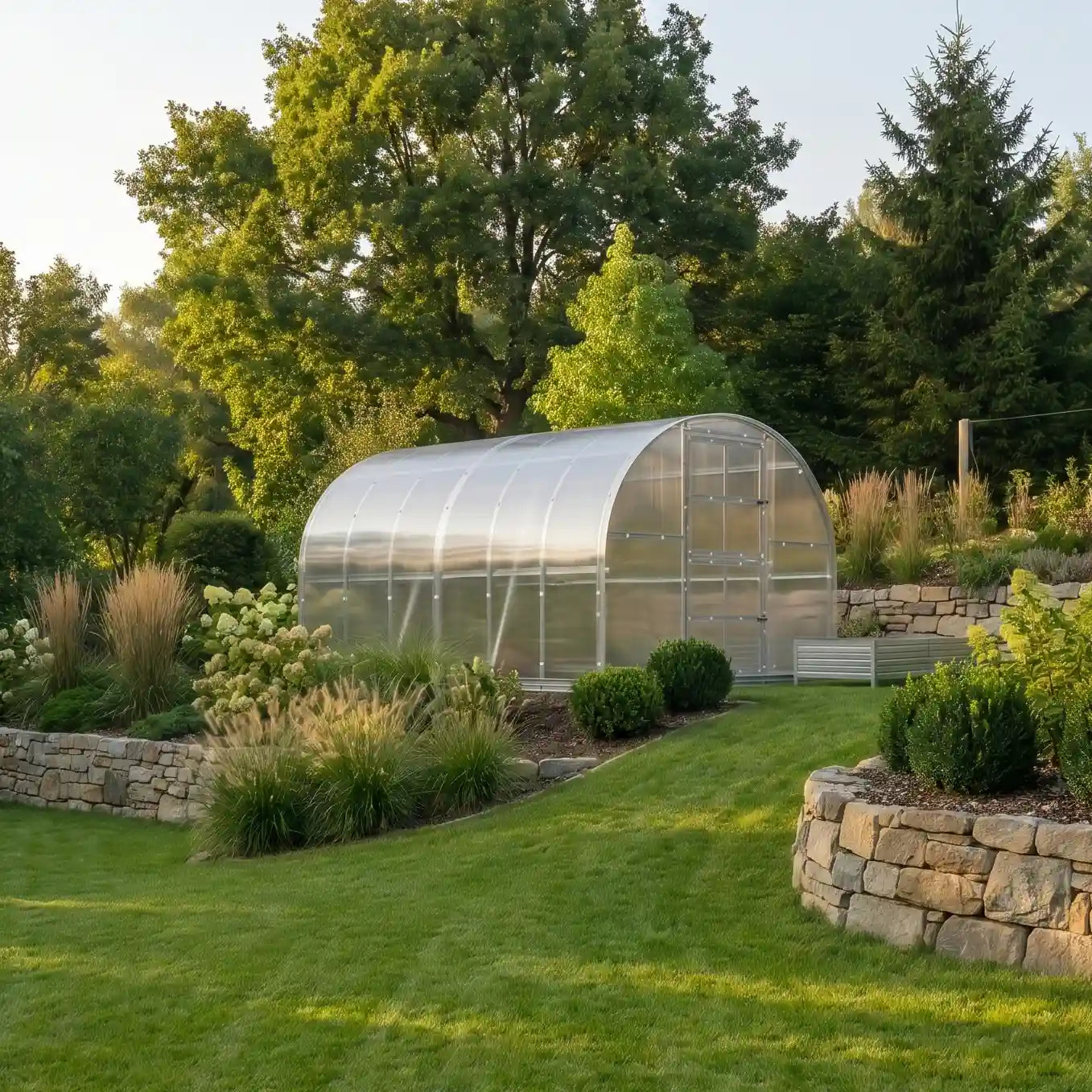 Serre en polycarbonate 12m2 dans un jardin du sud de la france AtmoSerre