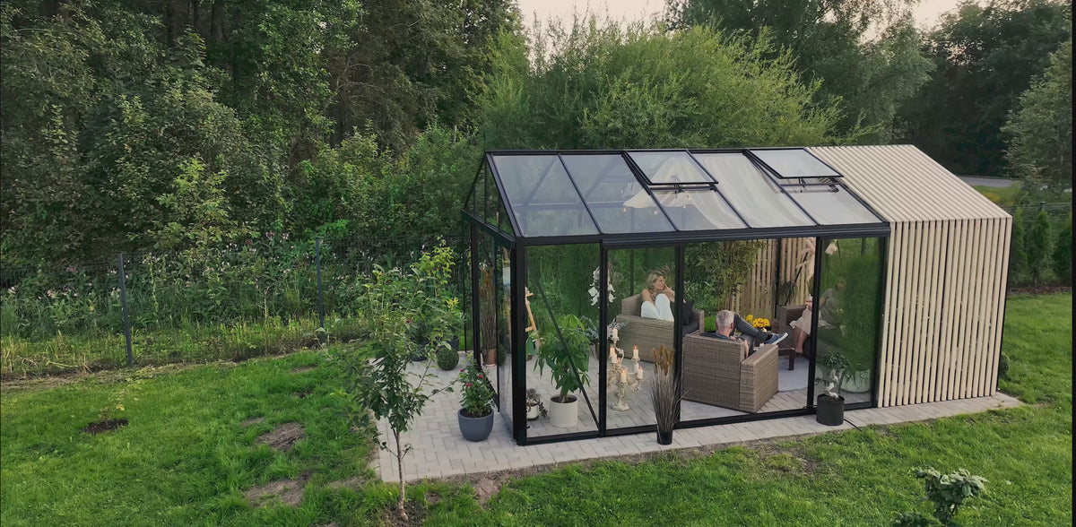 Plus qu'une serre. Une pièce à vivre en plein jardin.