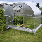 serre de jardin tunnel polycarbonate L'intemporelle (6m²) en 4mm vue extérieure avec cultures à l'intérieur - AtmoSerre