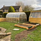 serre de jardin tunnel polycarbonate L'intemporelle (12m²) dans un jardin - AtmoSerre