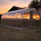 serre tunnel polycarbonate L'Intemporelle 4mm vue extérieure de nuit - AtmoSerre