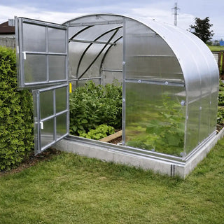 serre de jardin tunnel polycarbonate L'intemporelle (6m²) en 4mm vue extérieure avec cultures à l'intérieur - AtmoSerre